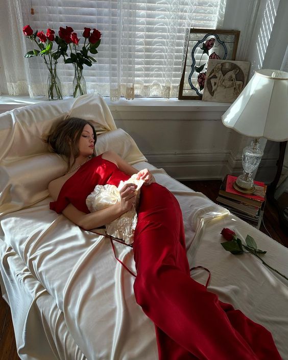 Robe de bal longue rouge classique à épaules dénudées C2485