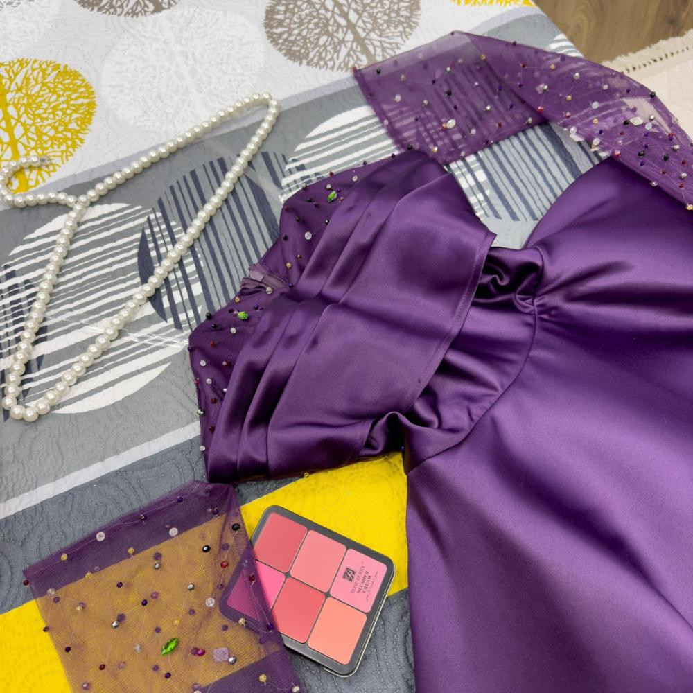 Jolie robe de bal longue en satin à sequins et sans bretelles en raisin C2574