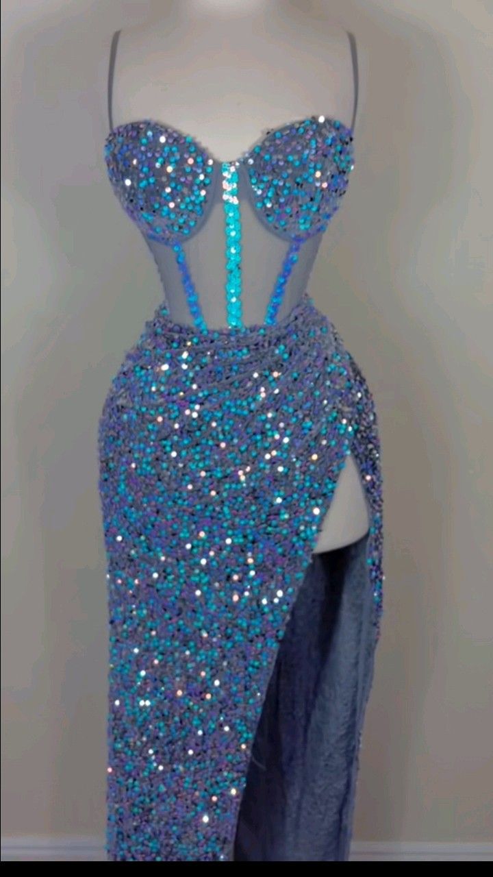Jolie robe de bal fourreau à bretelles spaghetti bleue à longues paillettes et longue fente C2576