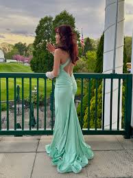 Robe de bal longue vert menthe à bretelles sirène et dos nu C2582