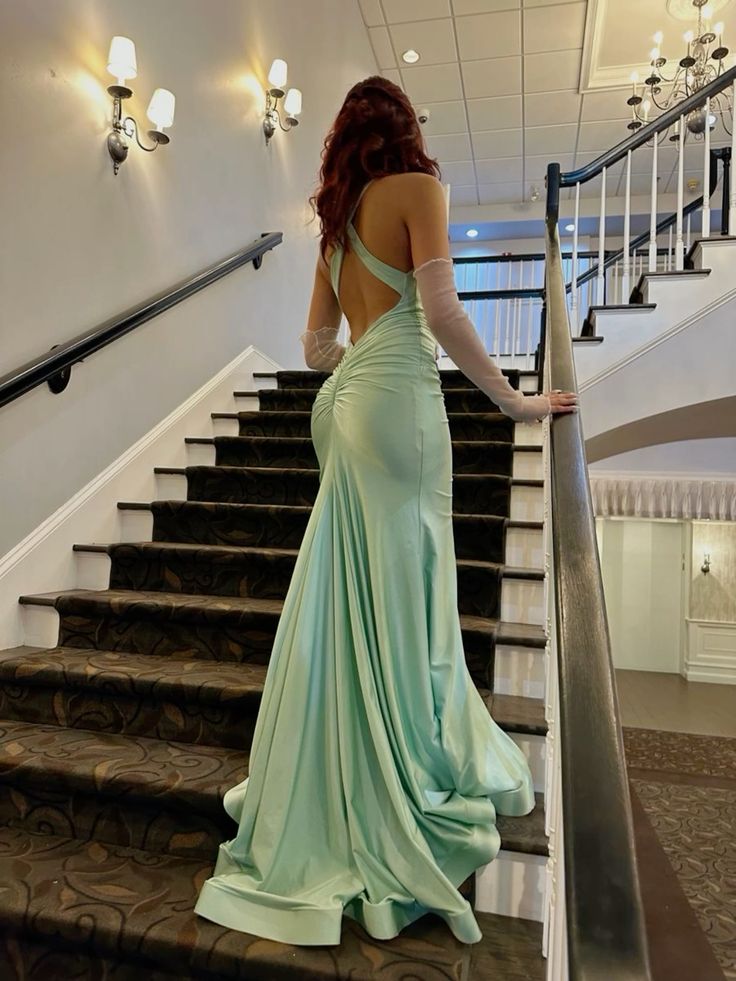 Robe de bal longue vert menthe à bretelles sirène et dos nu C2582