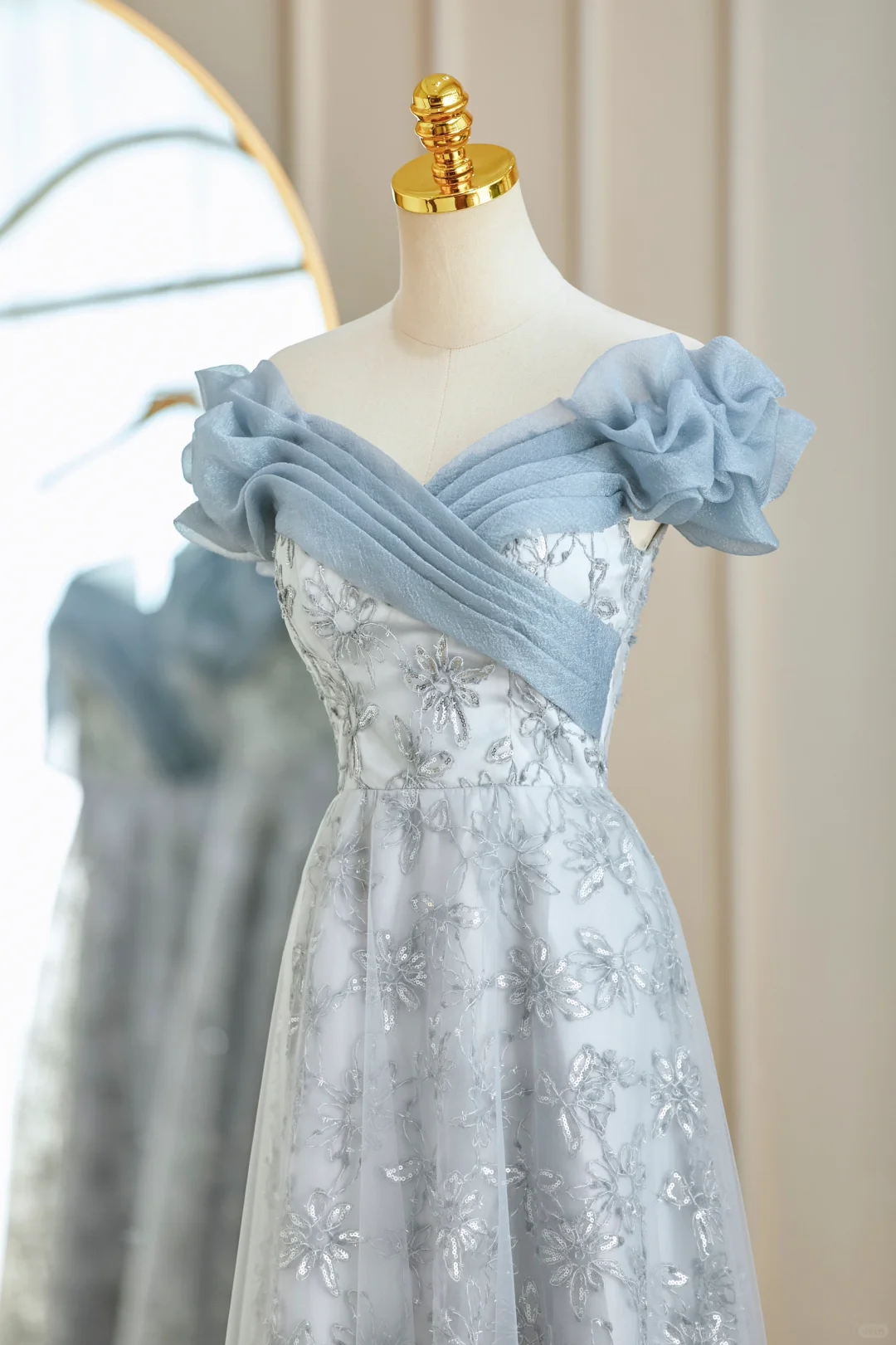 Robe de demoiselle d'honneur longue bleu pâle en mousseline de soie et dentelle, coupe trapèze, C3815