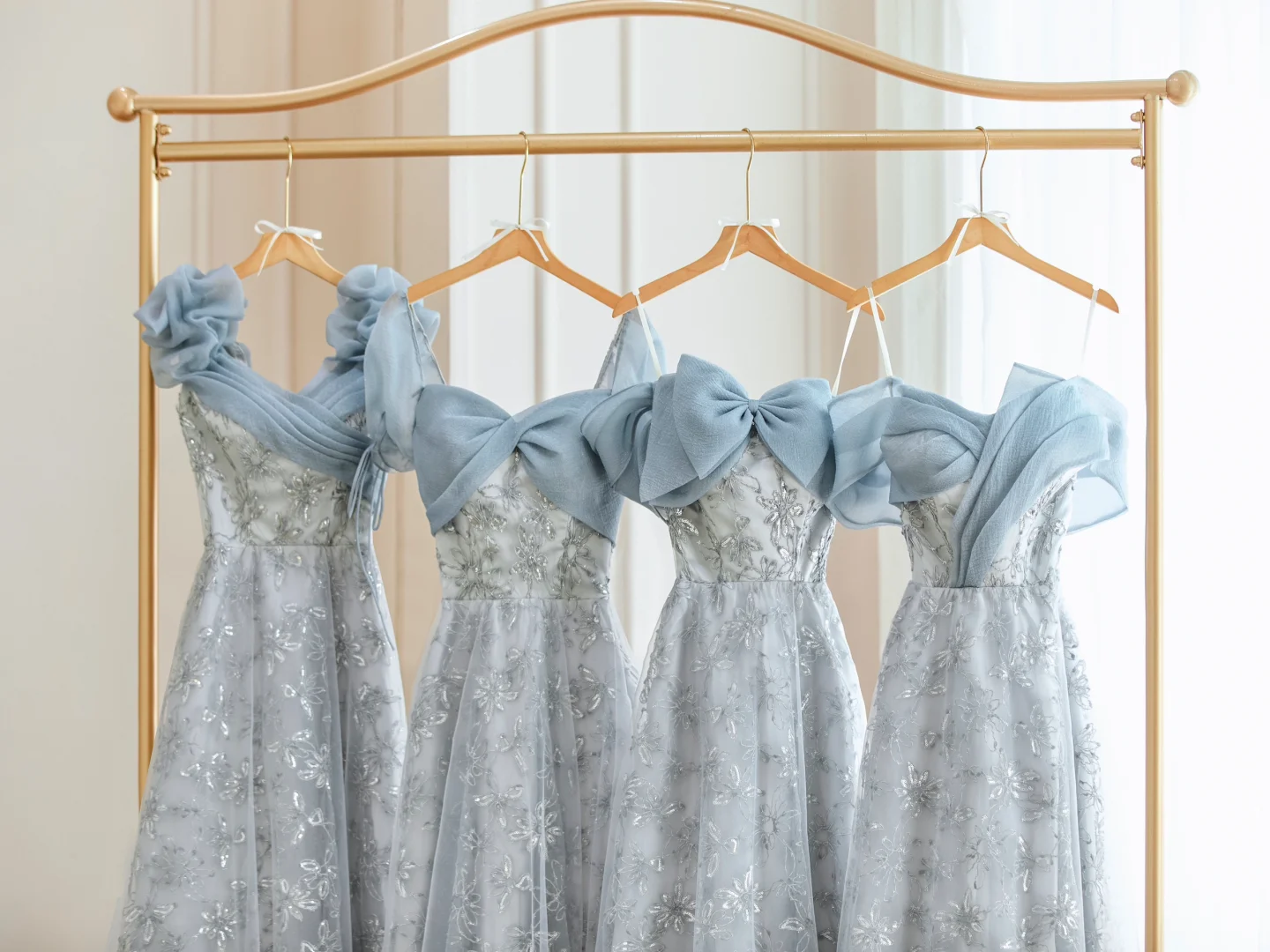 Robe de demoiselle d'honneur longue bleu pâle en mousseline de soie et dentelle, coupe trapèze, C3815