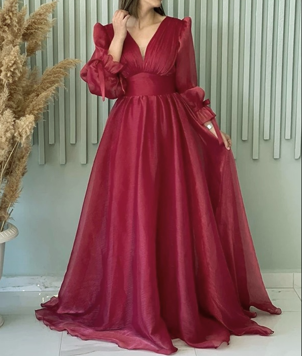 Robe de soirée longue en tulle rose vif à manches longues et décolleté en V modeste C3078