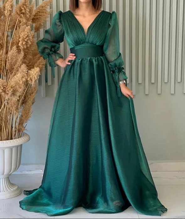 Robe de soirée longue en tulle rose vif à manches longues et décolleté en V modeste C3078