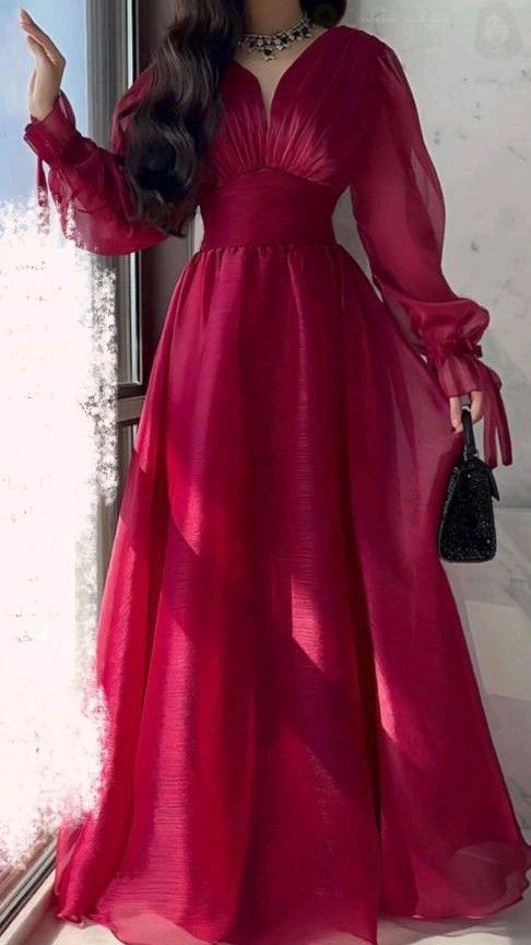 Robe de soirée longue en tulle rose vif à manches longues et décolleté en V modeste C3078