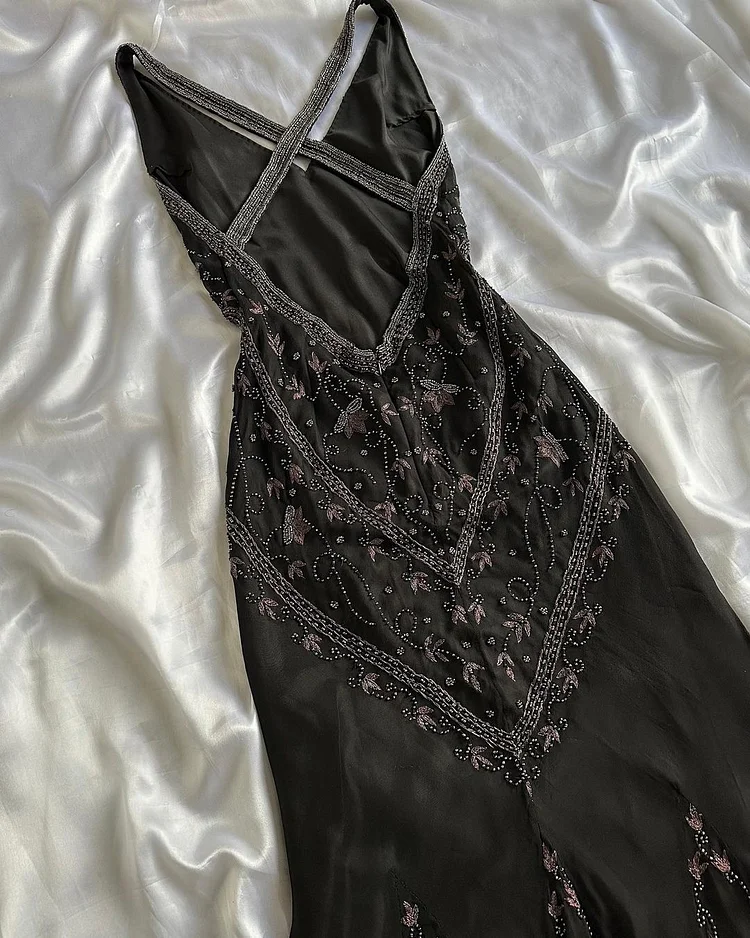 Robe de soirée longue noire à encolure en V et fourreau vintage avec perles C3111