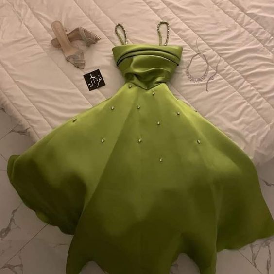 Robe de soirée élégante en satin vert à bretelles spaghetti et perles de coupe A C3183