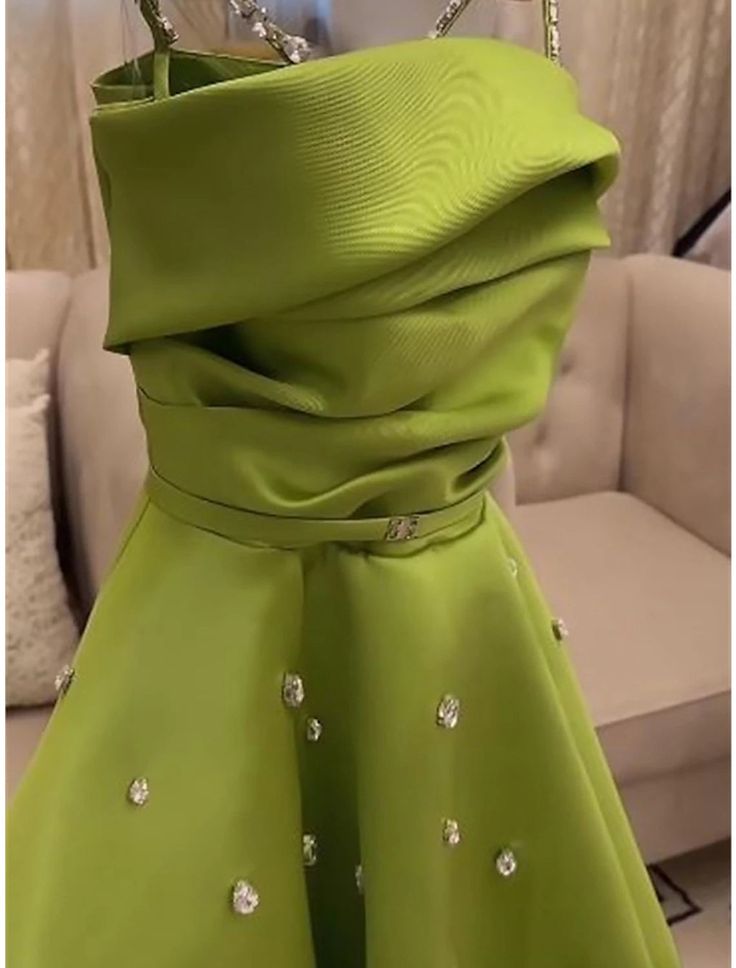 Robe de soirée élégante en satin vert à bretelles spaghetti et perles de coupe A C3183