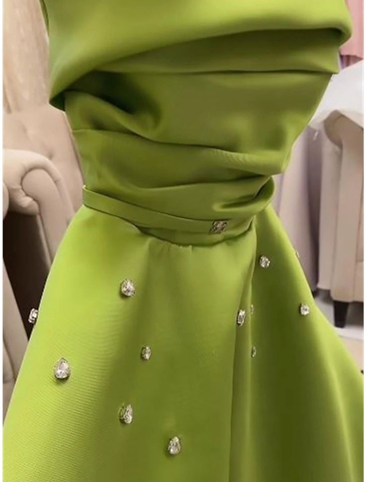 Robe de soirée élégante en satin vert à bretelles spaghetti et perles de coupe A C3183