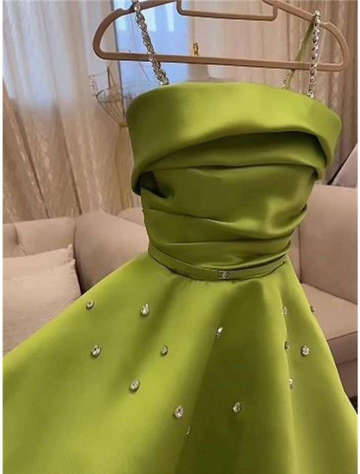 Robe de soirée élégante en satin vert à bretelles spaghetti et perles de coupe A C3183