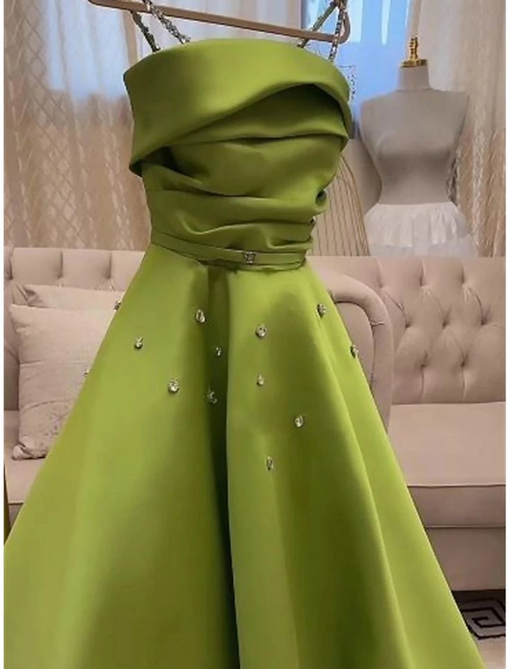 Robe de soirée élégante en satin vert à bretelles spaghetti et perles de coupe A C3183