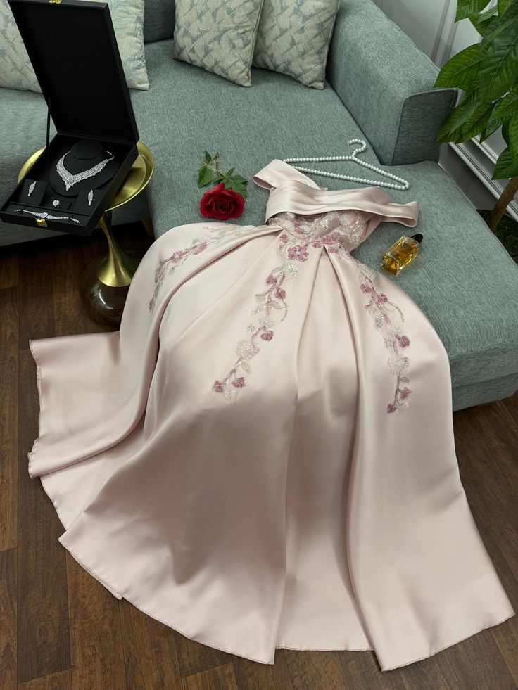 Robe de soirée longue élégante en satin rose à épaules dénudées et appliques en dentelle C3187