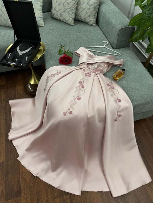 Robe de soirée longue élégante en satin rose à épaules dénudées et appliques en dentelle C3187