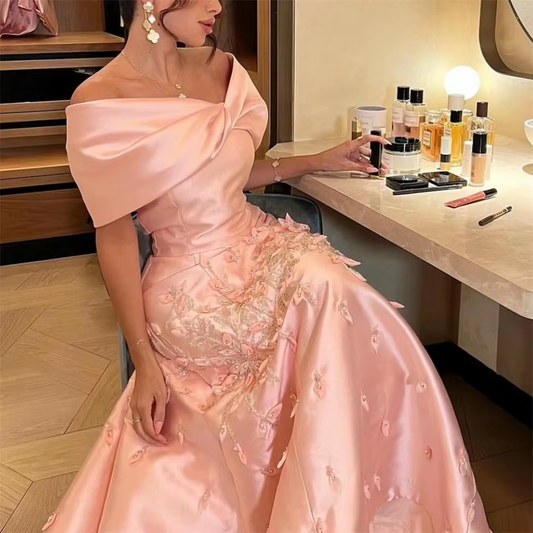 Robe de soirée longue en satin rose à épaules dénudées et élégante avec appliques sirène C3188