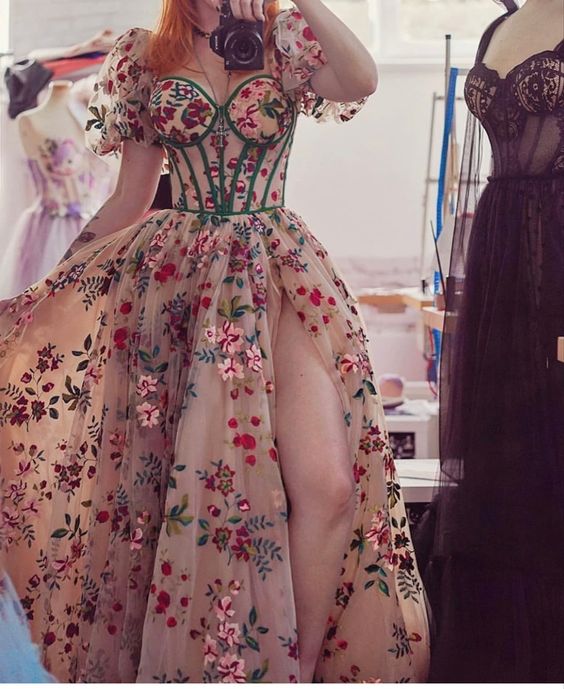 Robe de soirée élégante en tulle à manches courtes et décolleté en cœur avec des fleurs C3204