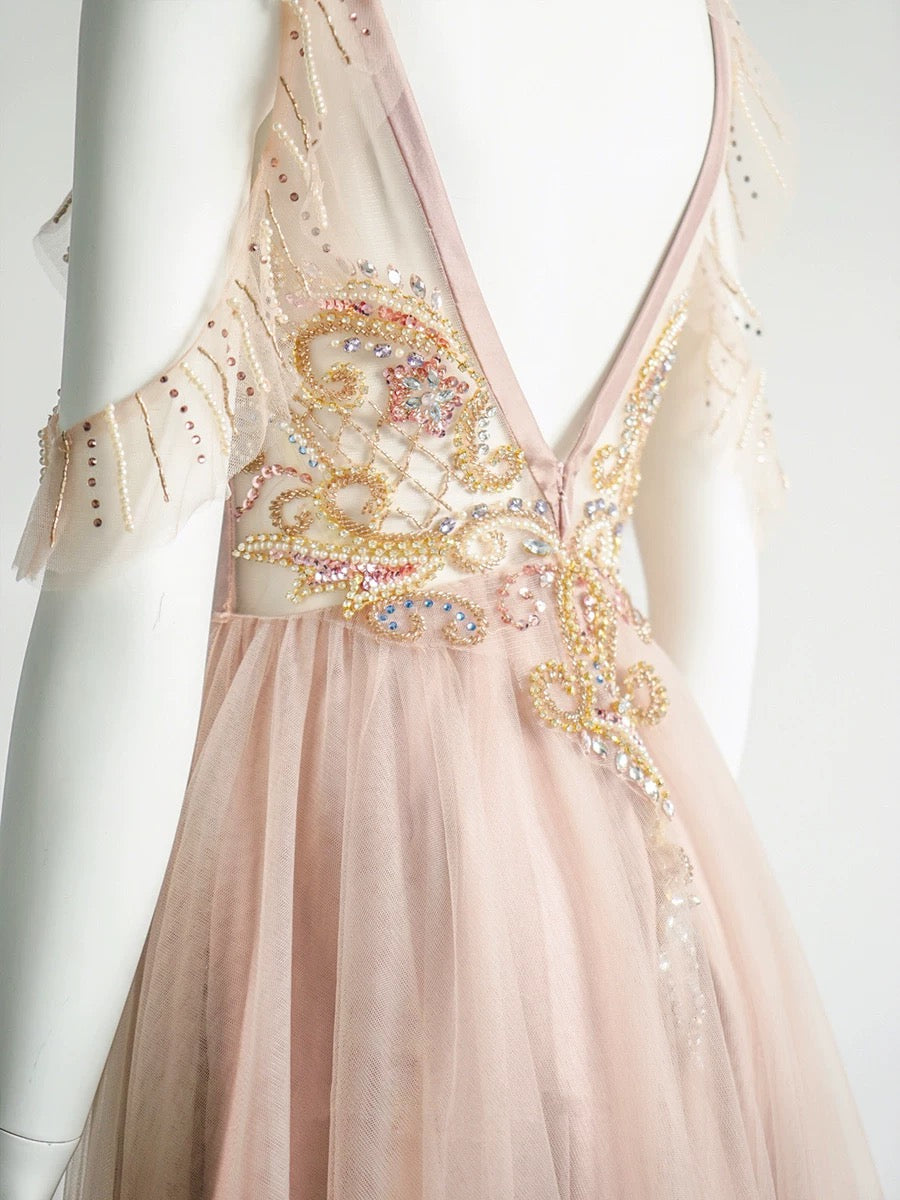 Robe de soirée longue élégante en tulle avec décolleté en V et bijou C3227