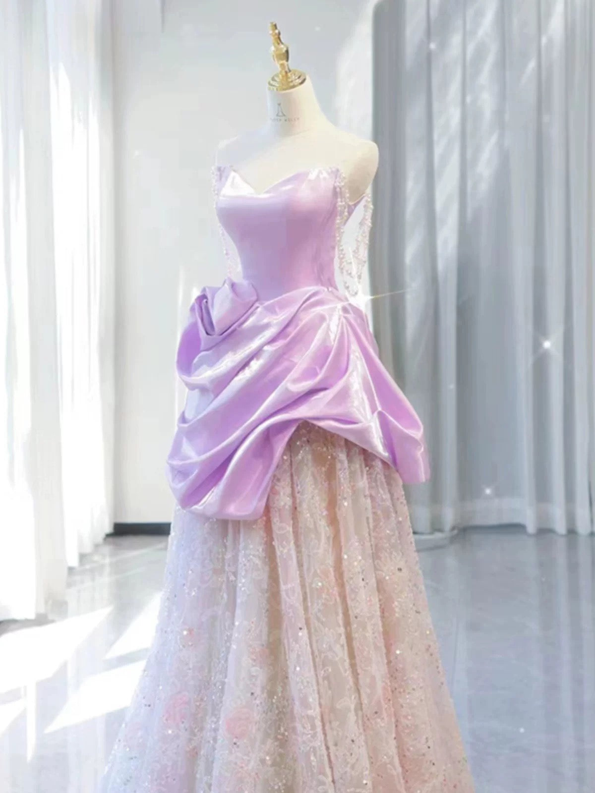 Robe de soirée longue élégante en satin rose à volants et épaules dénudées C3233