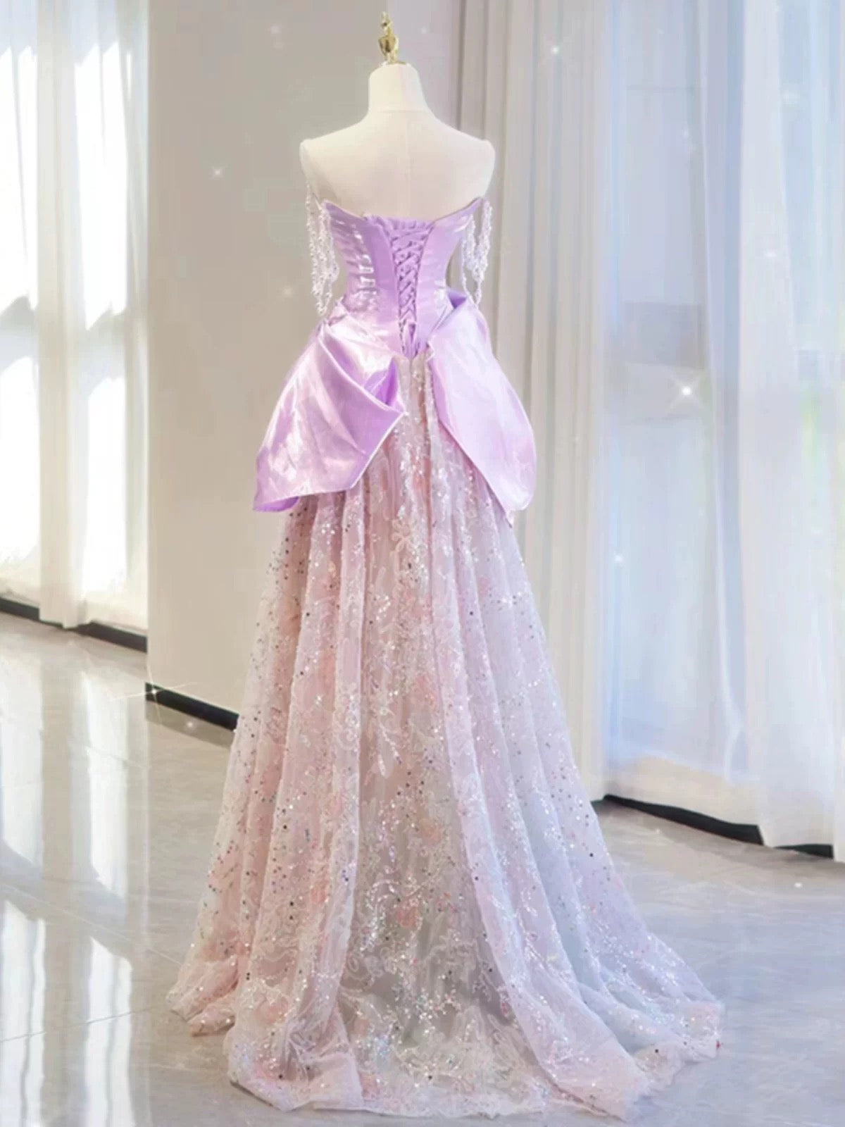 Robe de soirée longue élégante en satin rose à volants et épaules dénudées C3233