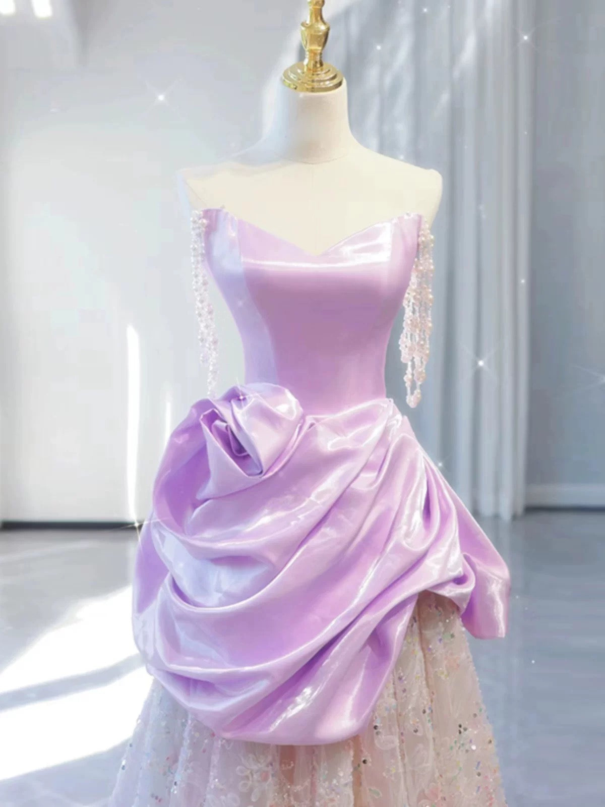 Robe de soirée longue élégante en satin rose à volants et épaules dénudées C3233