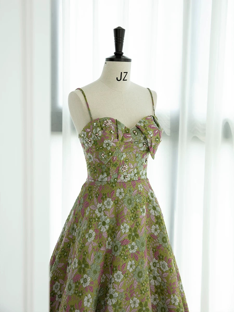 Robe de soirée longue élégante en satin vert à bretelles spaghetti et volants floraux C3236
