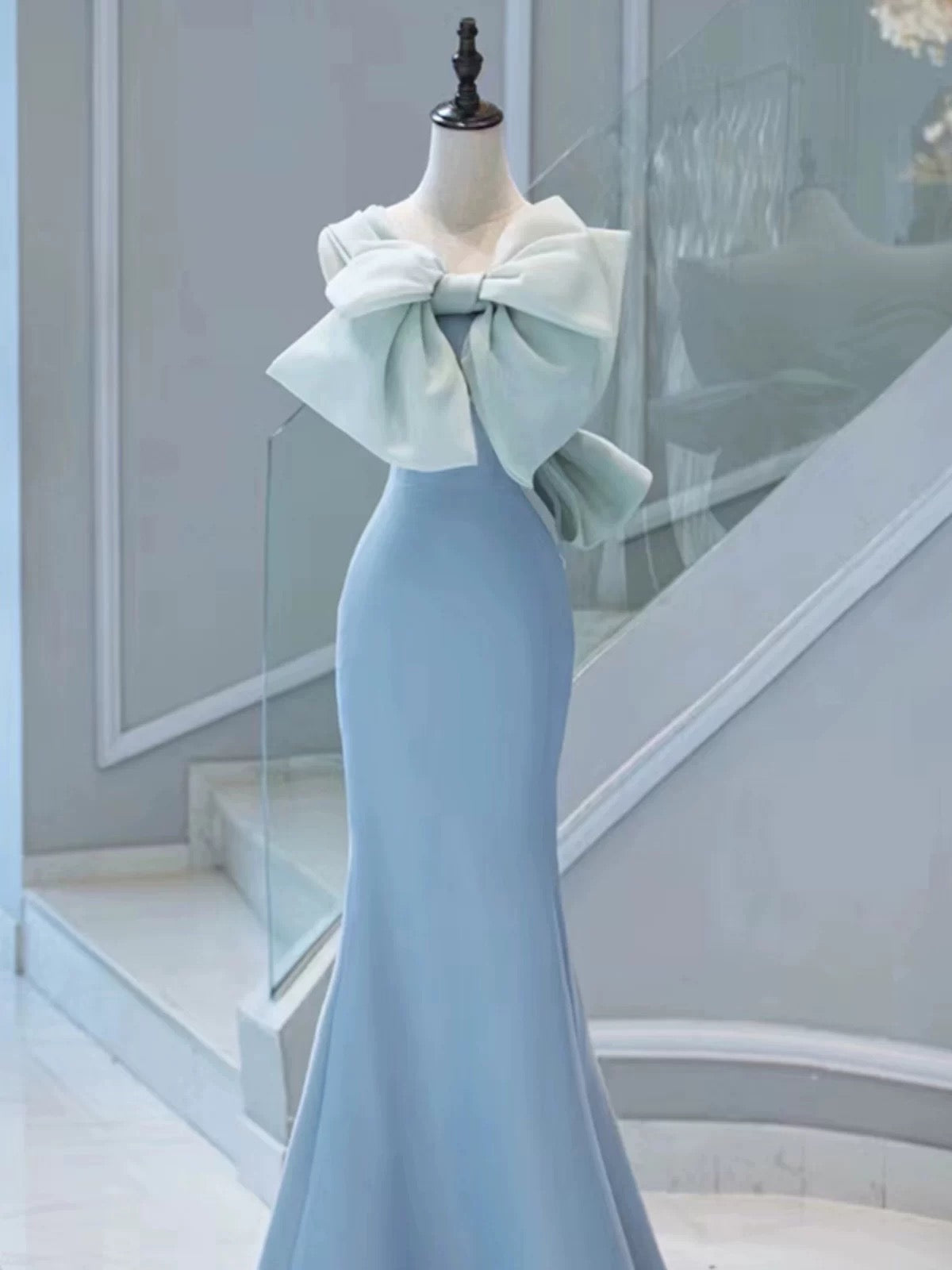 Robe de soirée longue en satin bleu sirène élégante avec nœud papillon C3192