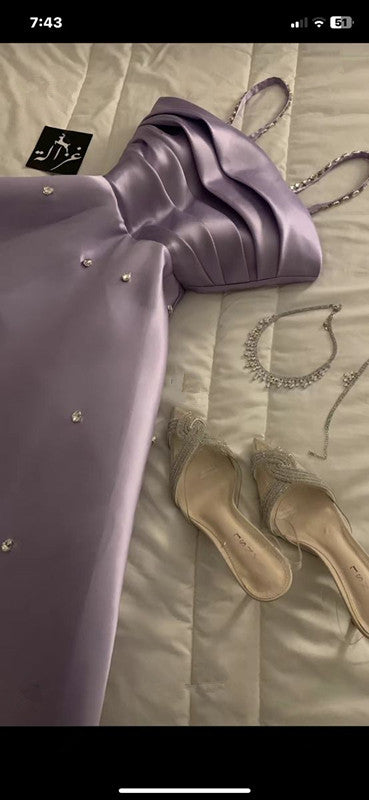 Robe de soirée longue en satin lilas à bretelles spaghetti sans manches et mignonne avec perles C3282