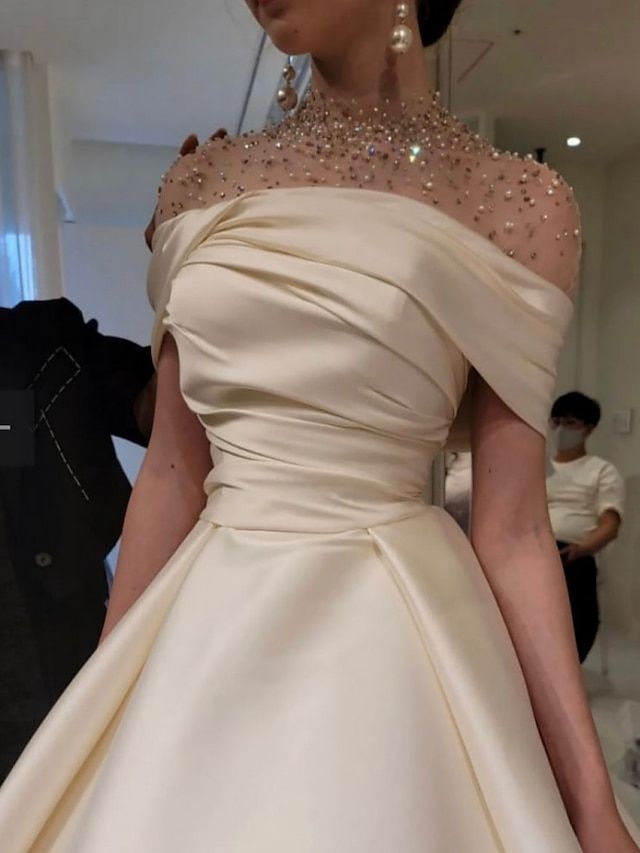 Robe de soirée élégante en forme de A, robe élégante, longueur au sol, manches courtes, col illusion, satin avec perles froncées, robe de bal C3284