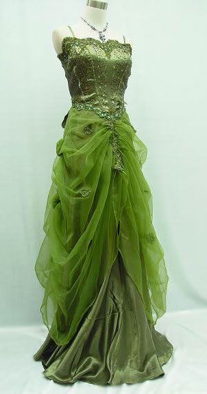 Robe de soirée longue en tulle vert à bretelles spaghetti et volants C3723