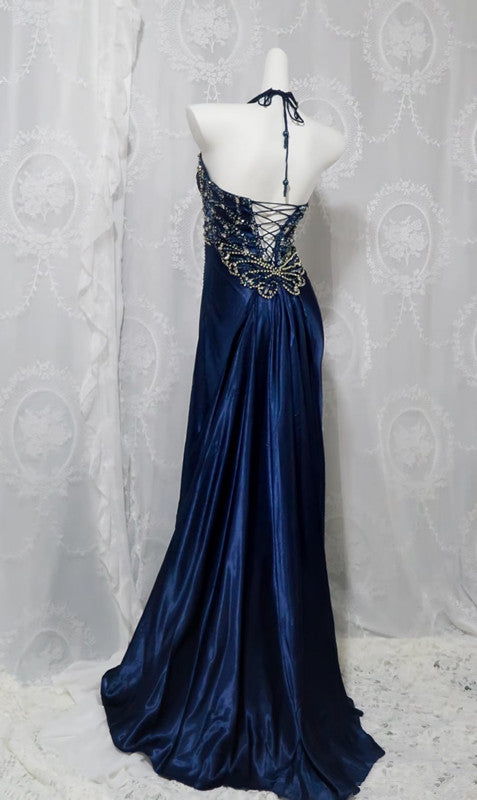 Robe de soirée longue en dentelle à col licou et manches longues bleu marine avec perles et fentes C3729