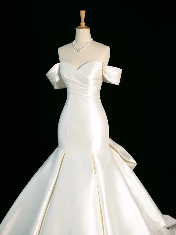 Robe de mariée sirène chic sans manches en satin blanc avec volants C3743