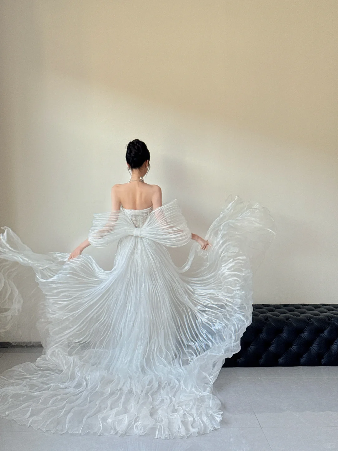 Robe de mariée longue en tulle blanc, épaules dénudées, perles et volants, coupe trapèze, C3817