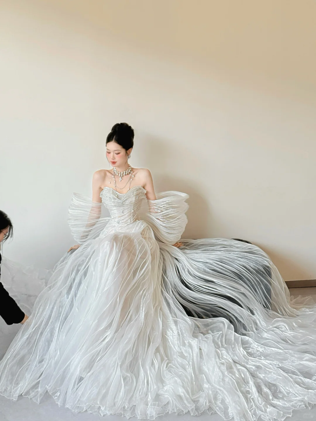 Robe de mariée longue en tulle blanc, épaules dénudées, perles et volants, coupe trapèze, C3817