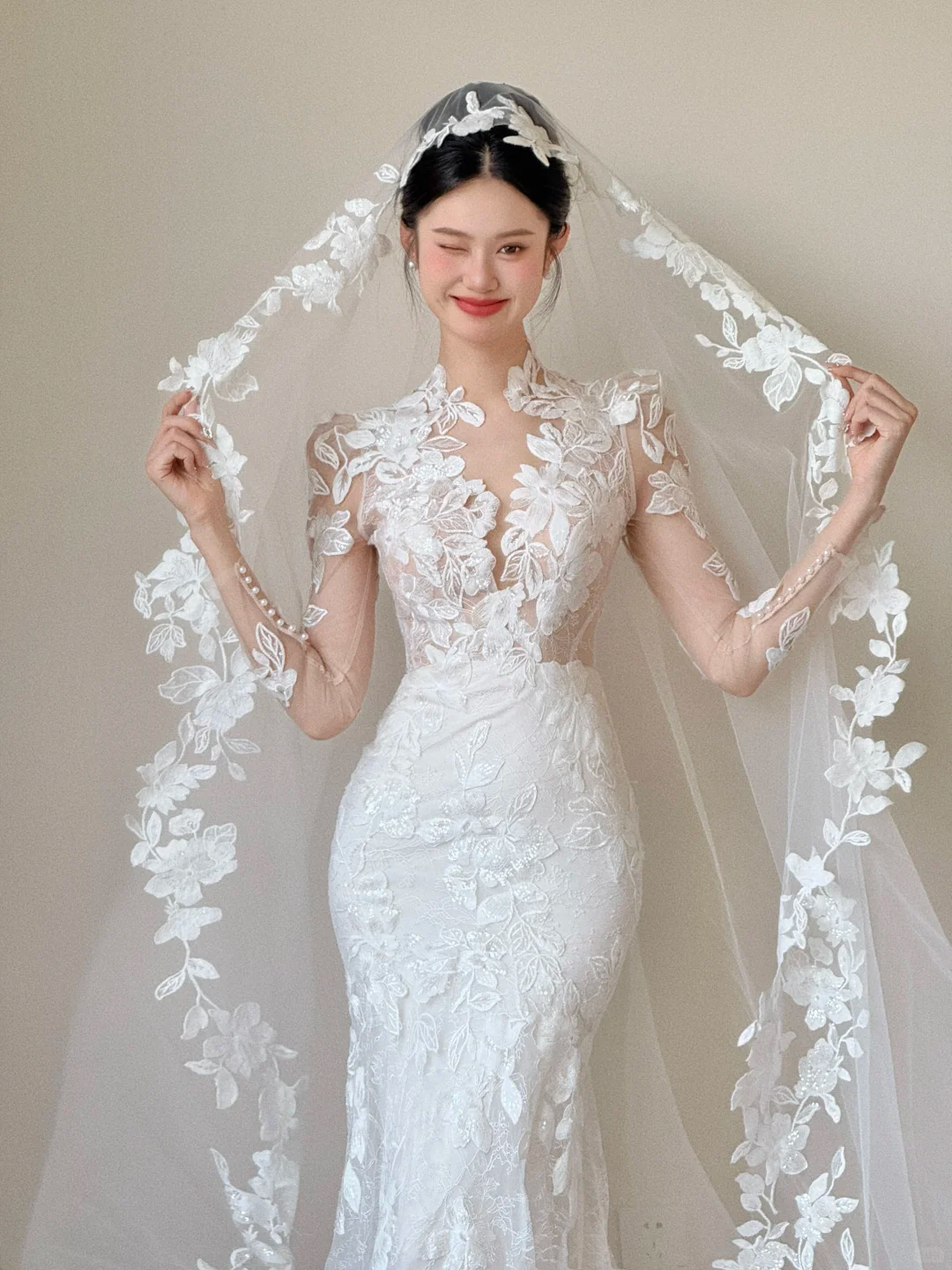 Robe de mariée sirène blanche de rêve en tulle et dentelle avec appliques et voile C3819