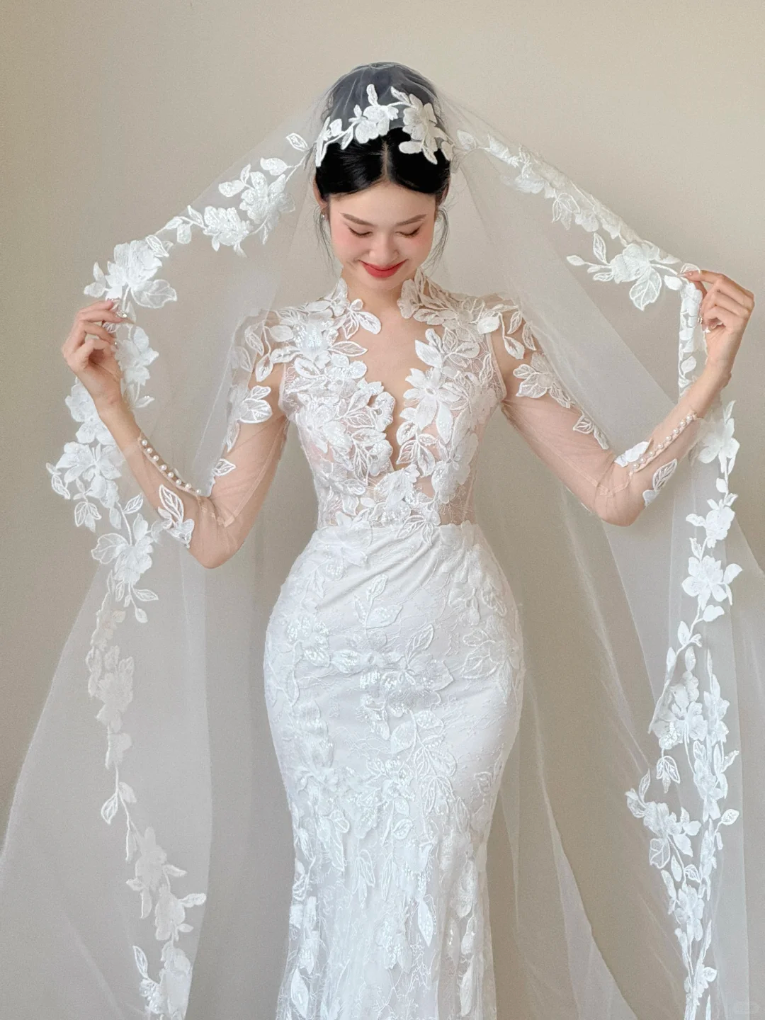 Robe de mariée sirène blanche de rêve en tulle et dentelle avec appliques et voile C3819