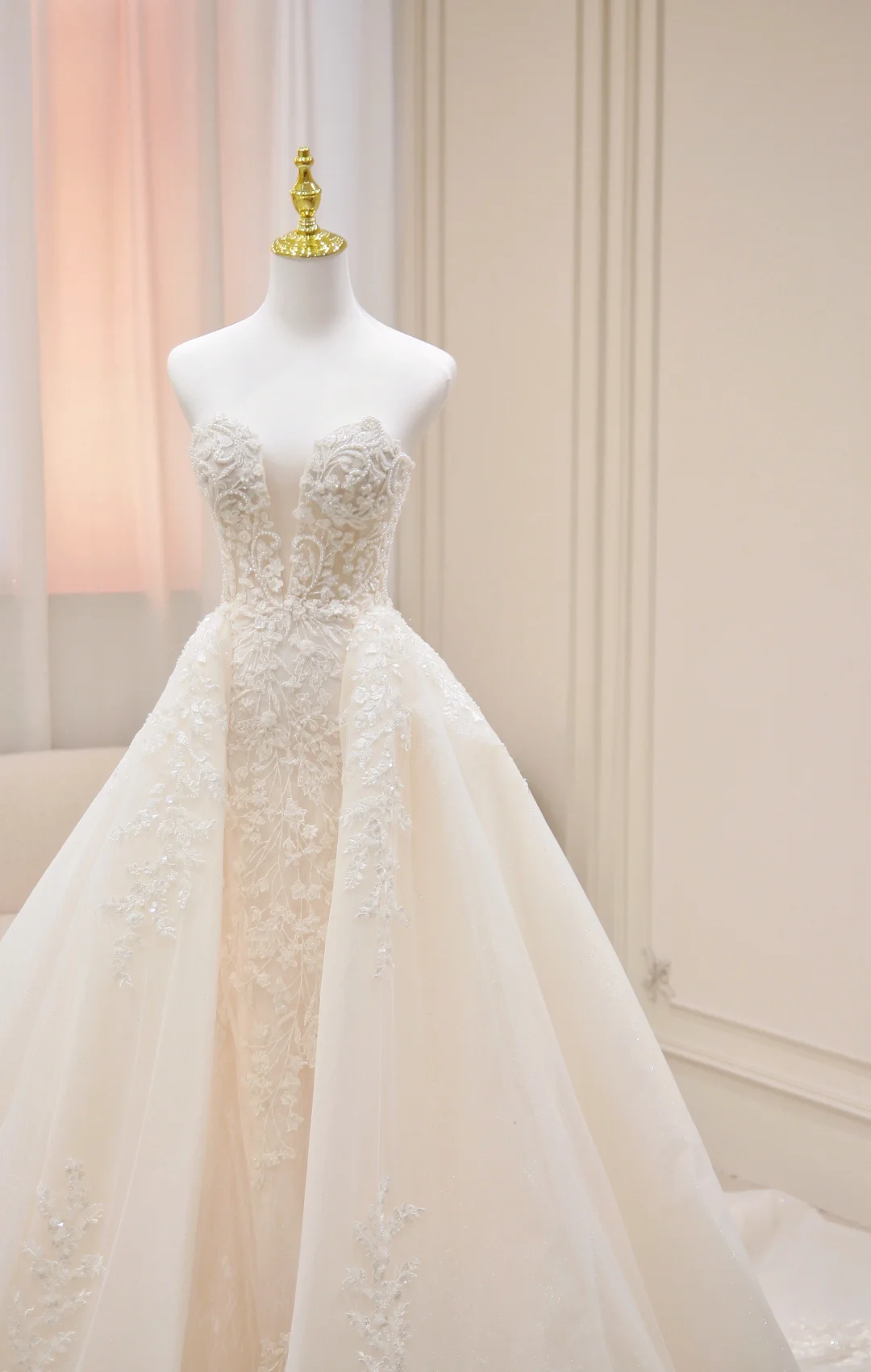 Robe de mariée longue vintage en satin, coupe trapèze, sans bretelles, avec appliques, C3832