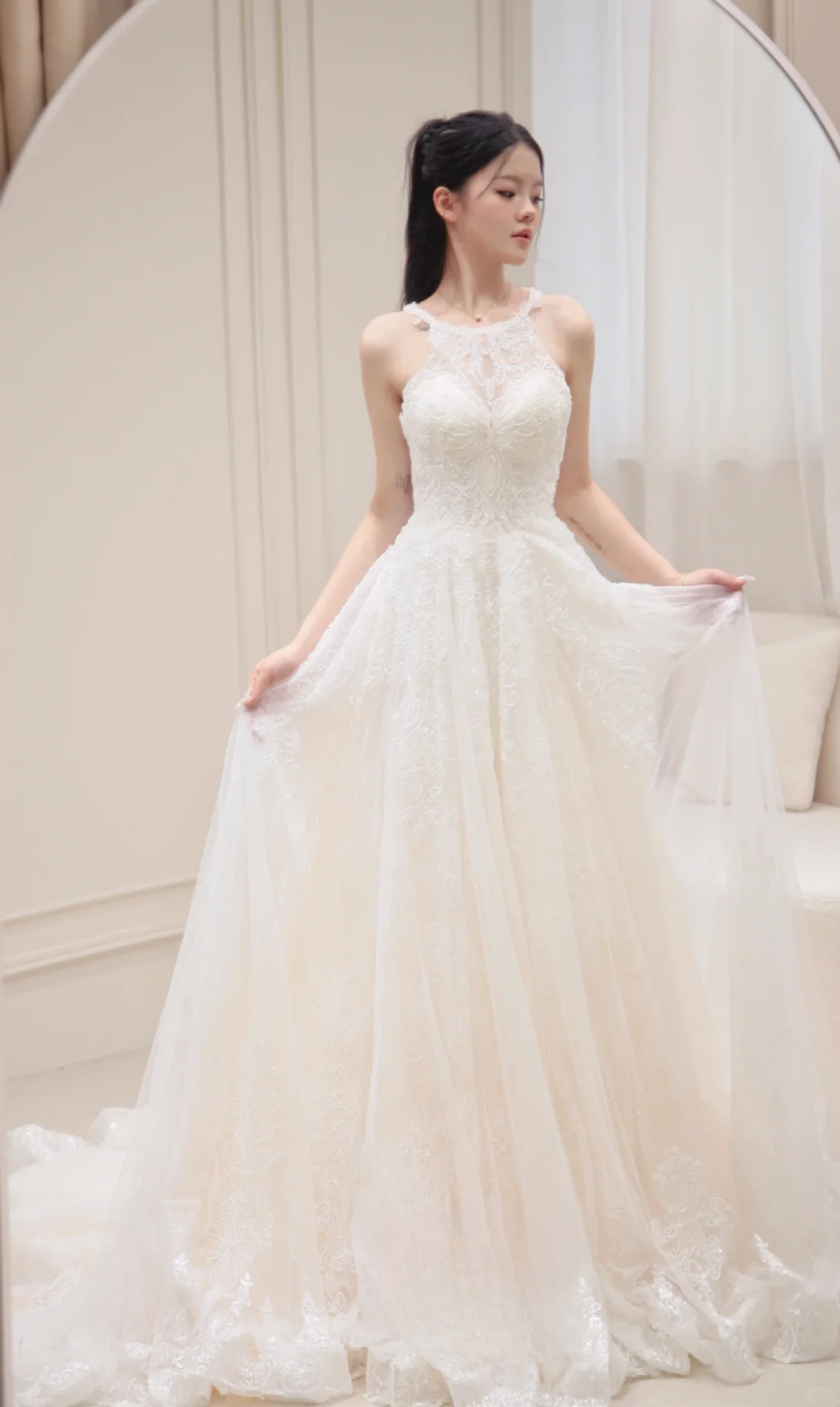 Robe de mariée longue princesse coupe A, col licou, tulle et dentelle, C3833