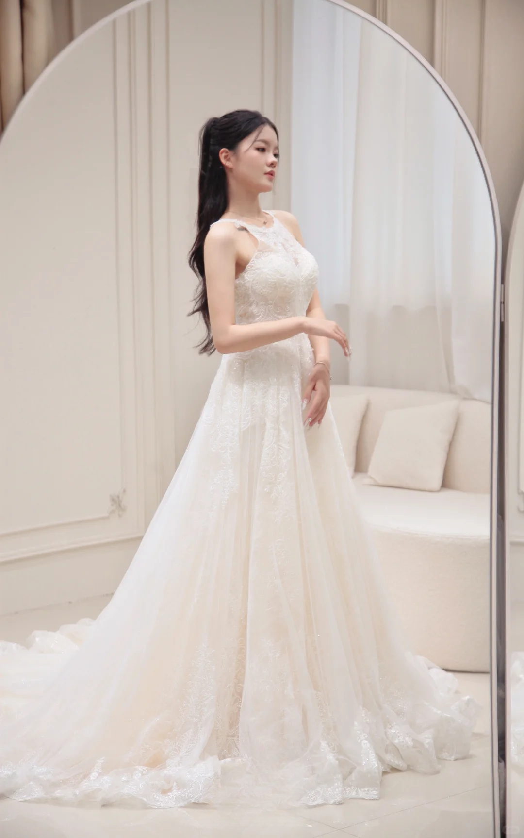 Robe de mariée longue princesse coupe A, col licou, tulle et dentelle, C3833