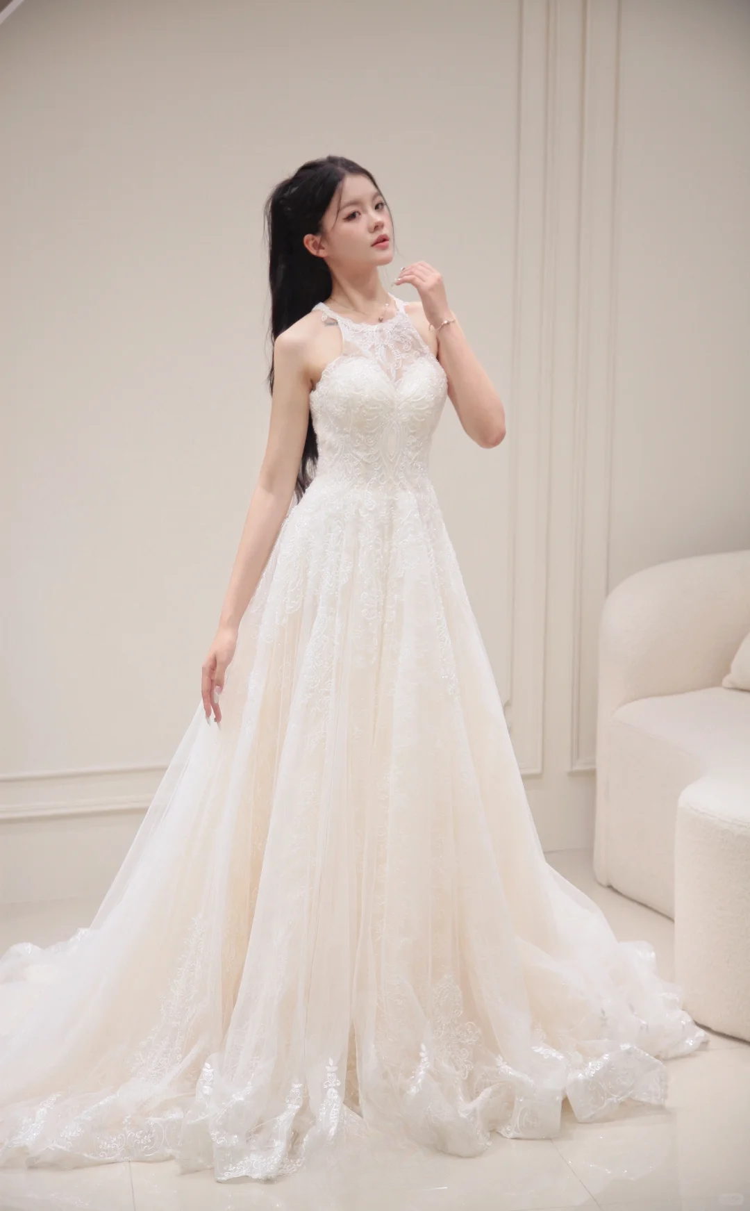 Robe de mariée longue princesse coupe A, col licou, tulle et dentelle, C3833