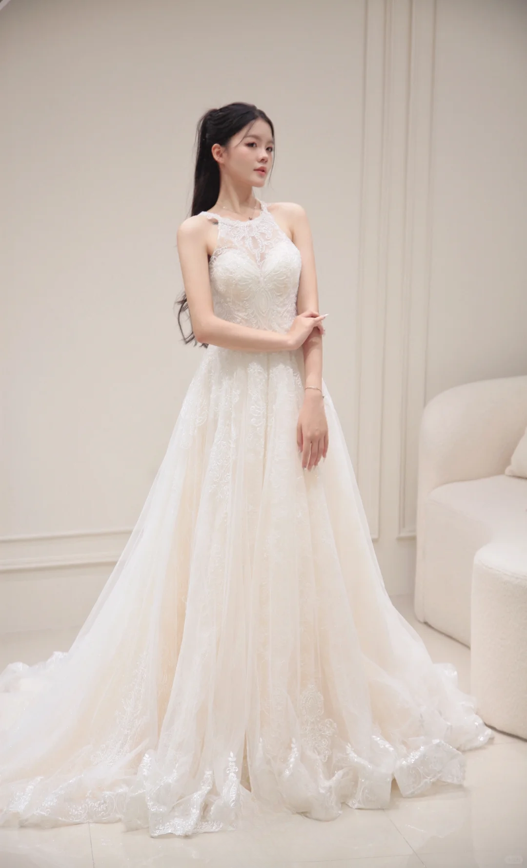 Robe de mariée longue princesse coupe A, col licou, tulle et dentelle, C3833