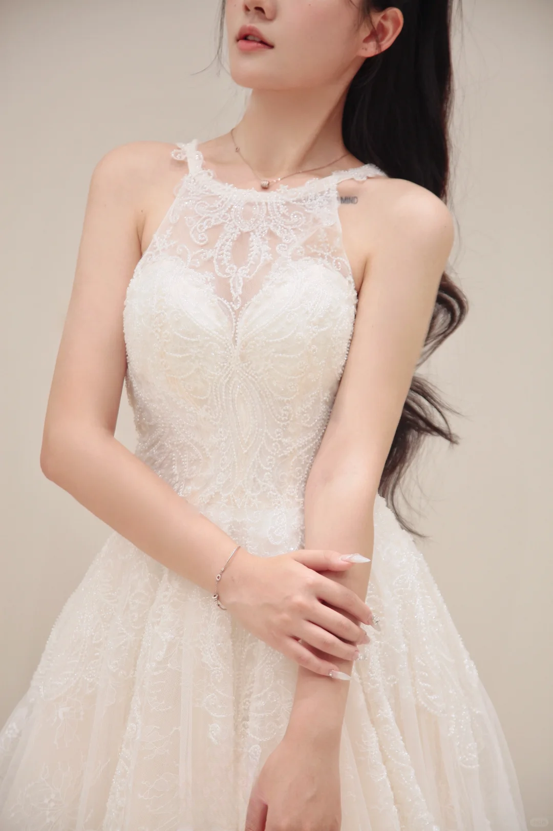Robe de mariée longue princesse coupe A, col licou, tulle et dentelle, C3833