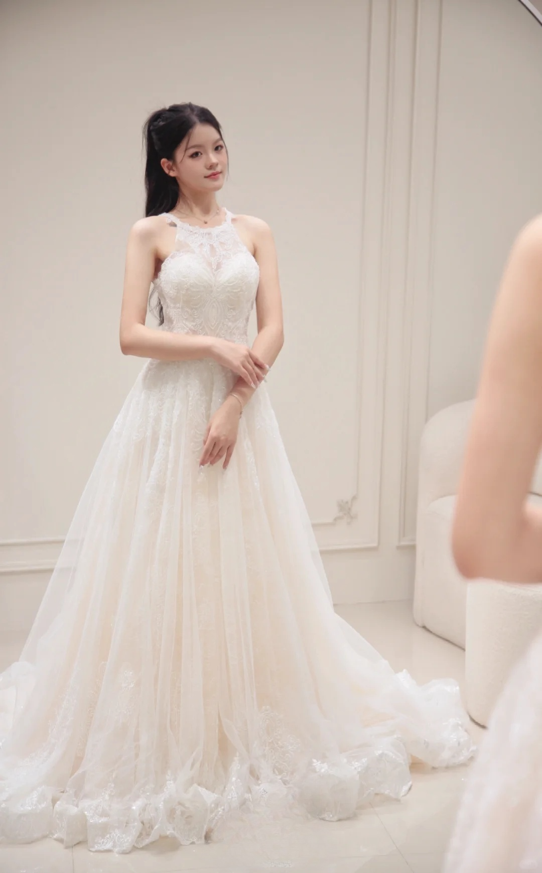Robe de mariée longue princesse coupe A, col licou, tulle et dentelle, C3833