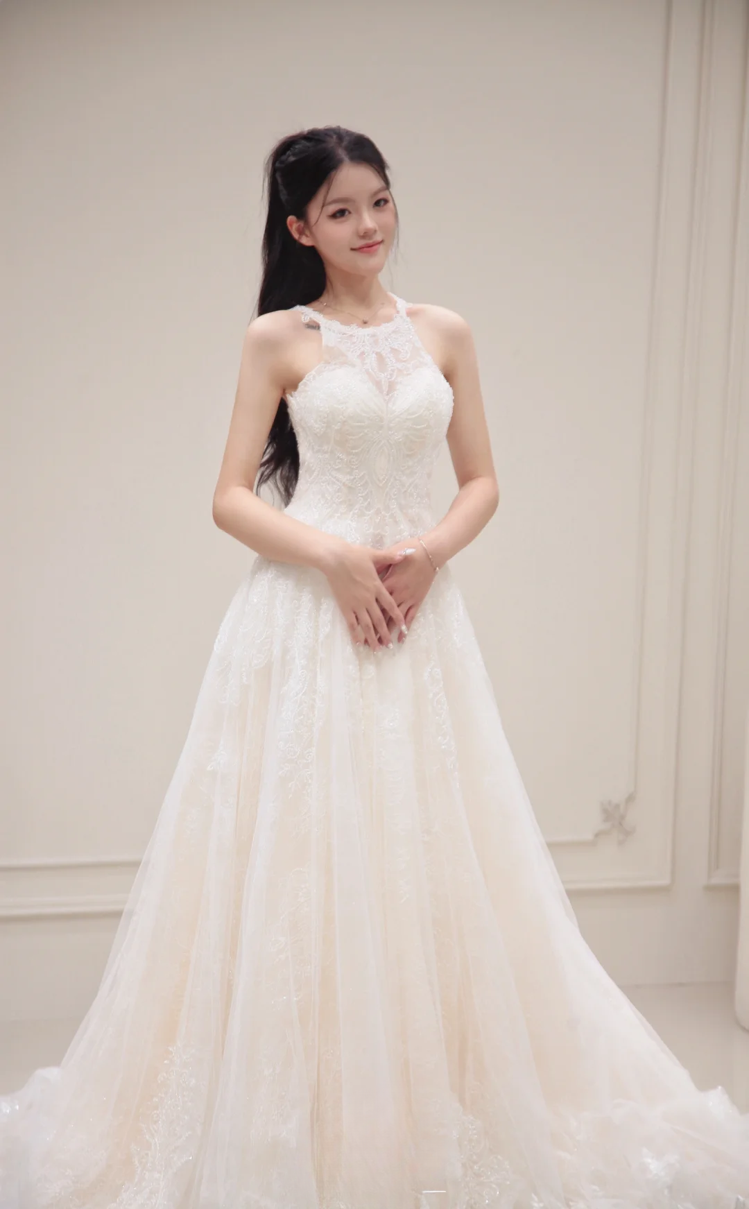Robe de mariée longue princesse coupe A, col licou, tulle et dentelle, C3833