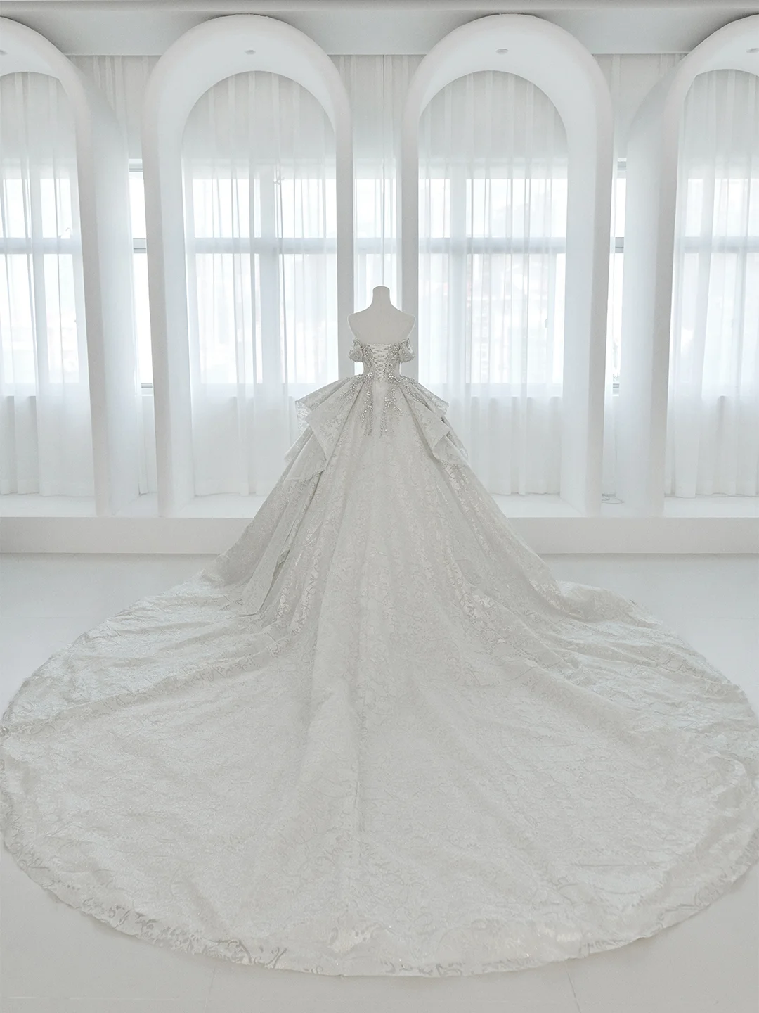 Robe de mariée longue en satin à épaules dénudées et sequins, style intemporel, avec traîne perlée, C3834