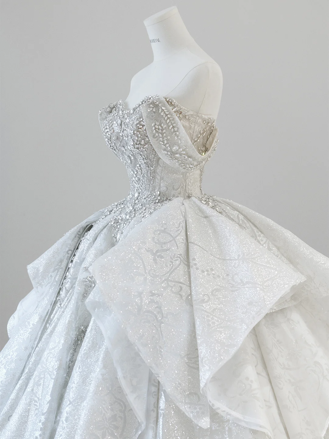 Robe de mariée longue en satin à épaules dénudées et sequins, style intemporel, avec traîne perlée, C3834