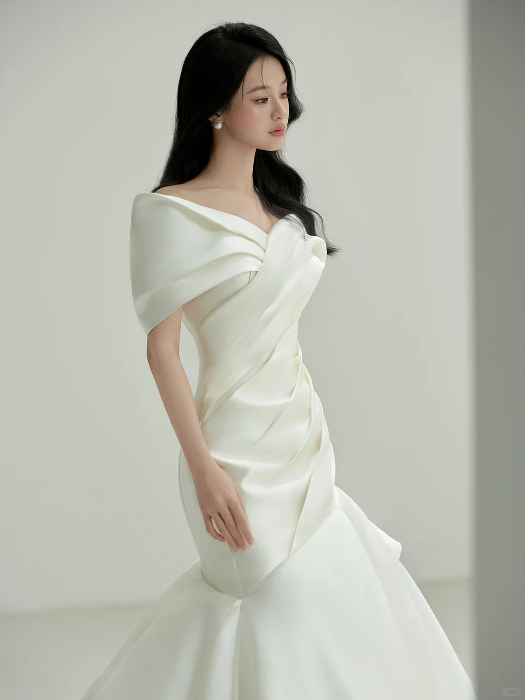 Robe de mariée longue plissée en satin à épaules dénudées style sirène vintage C3835