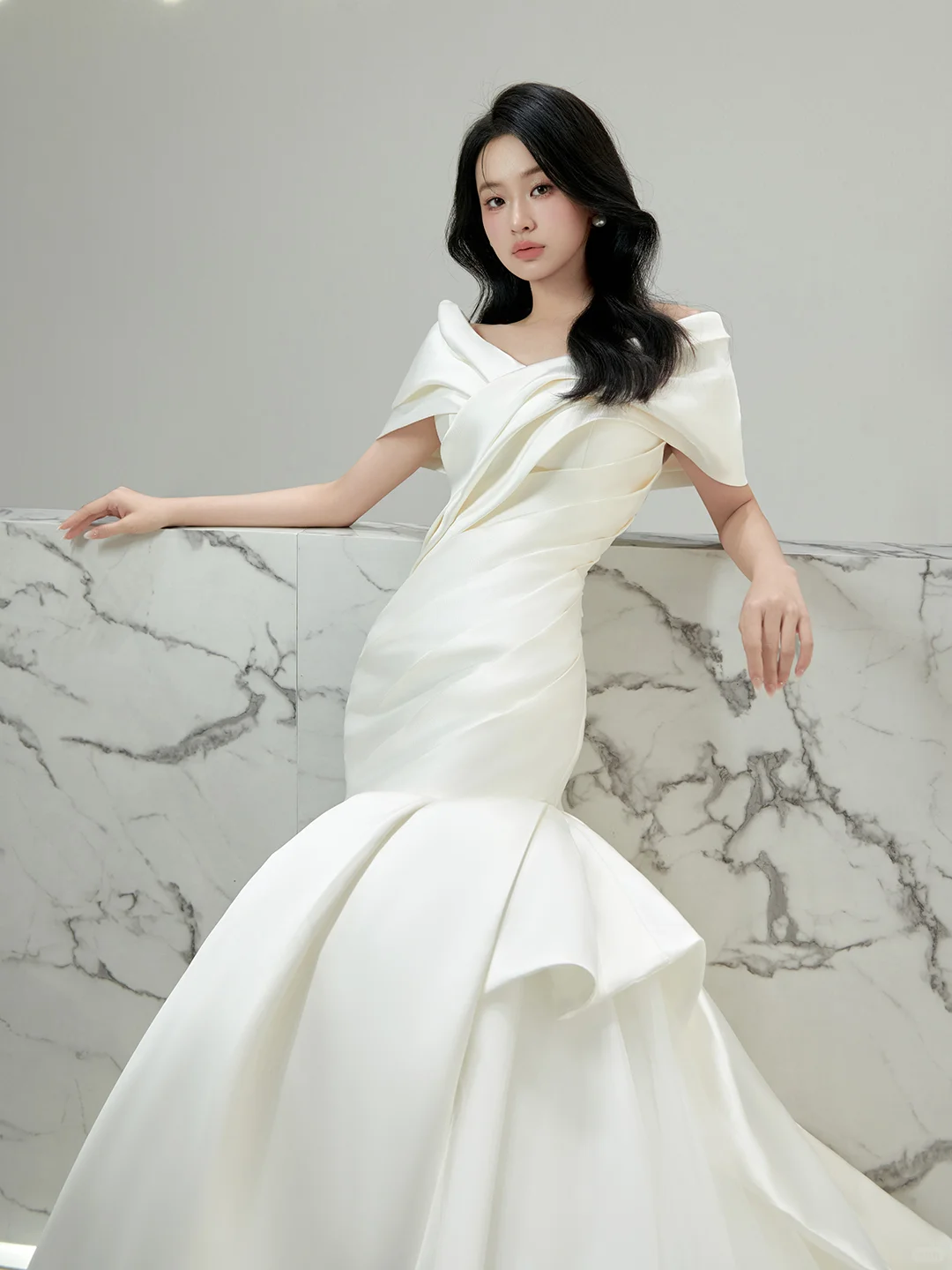 Robe de mariée longue plissée en satin à épaules dénudées style sirène vintage C3835