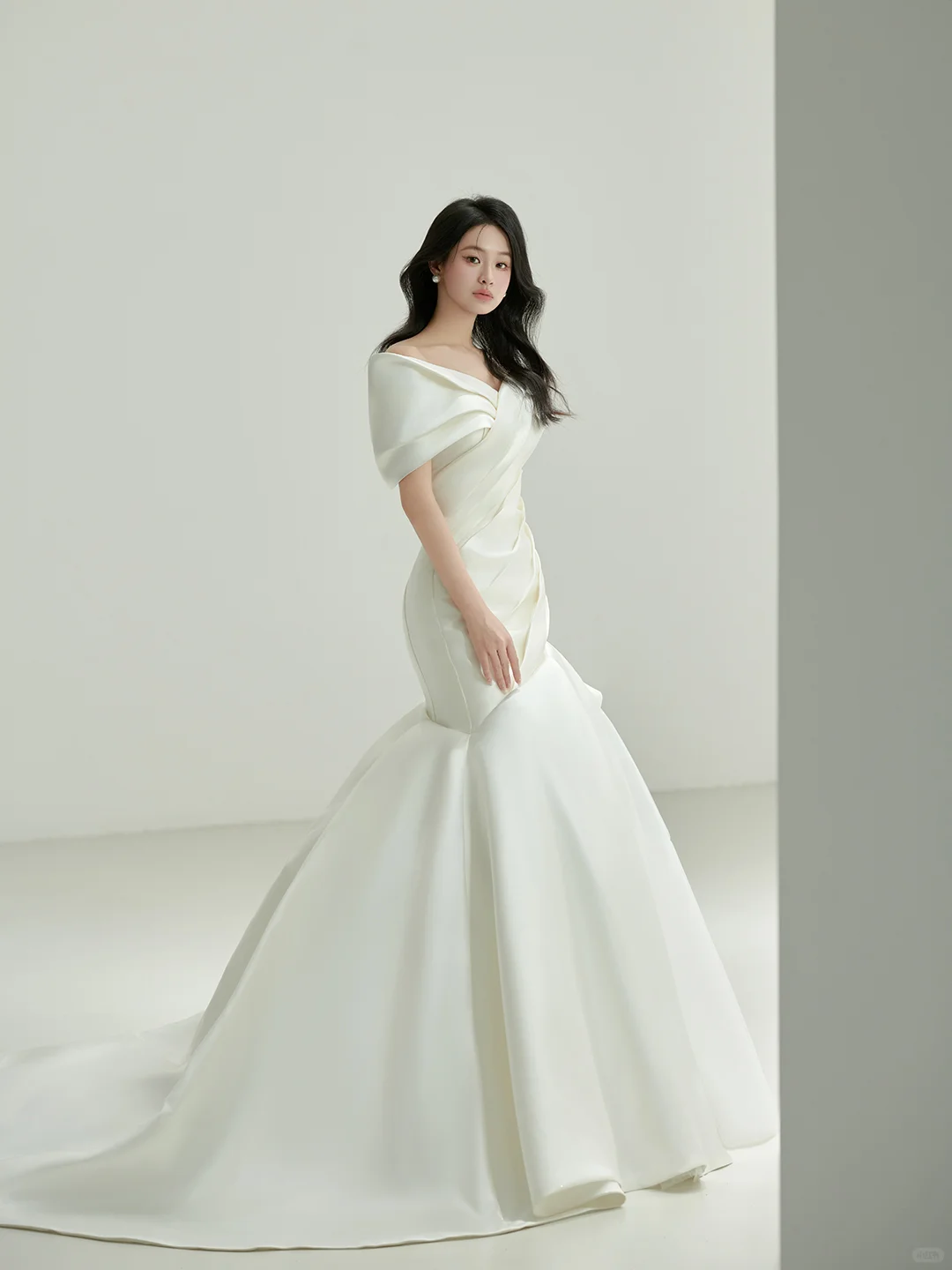Robe de mariée longue plissée en satin à épaules dénudées style sirène vintage C3835