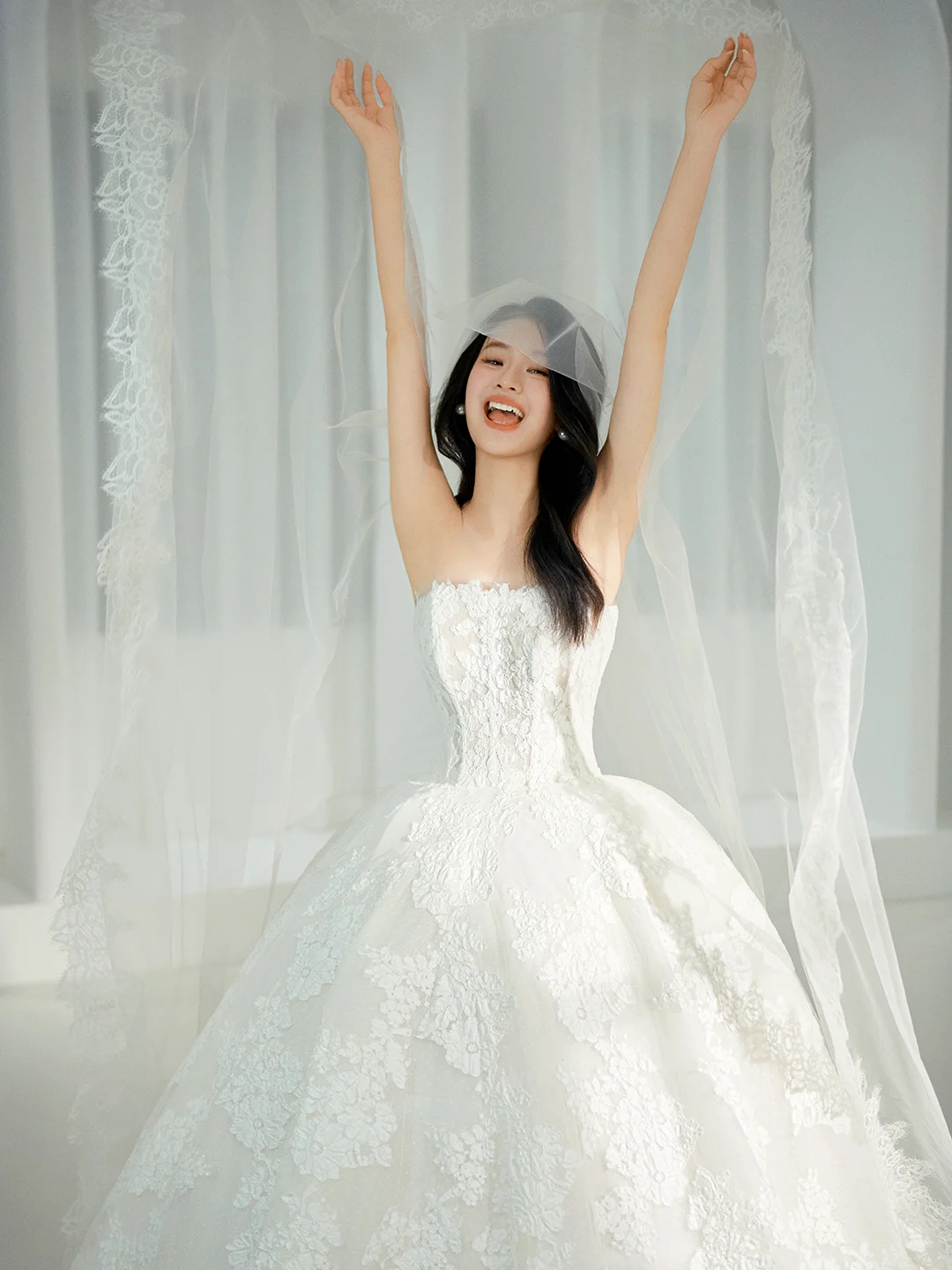 Robe de mariée longue en tulle blanc, élégante et chic, coupe trapèze, sans bretelles, avec voile, C3836