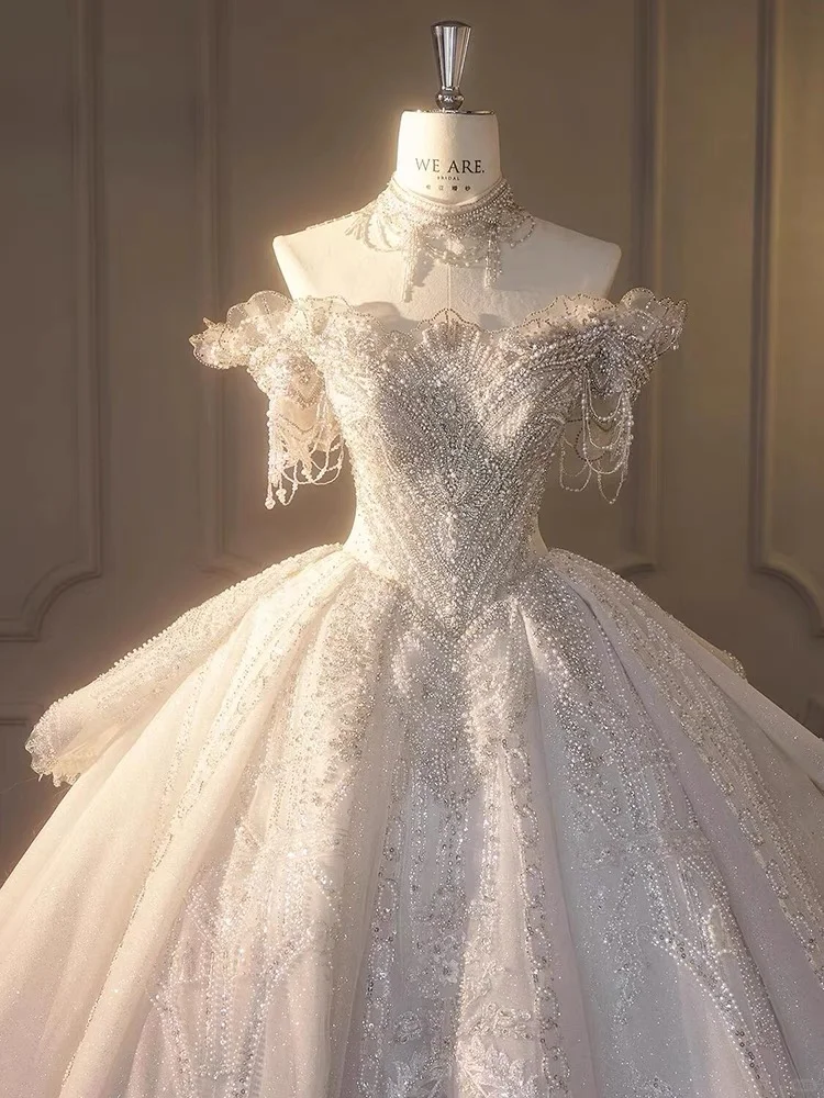 Robe de mariée longue intemporelle en tulle, épaules dénudées, sequins et perles, C3838
